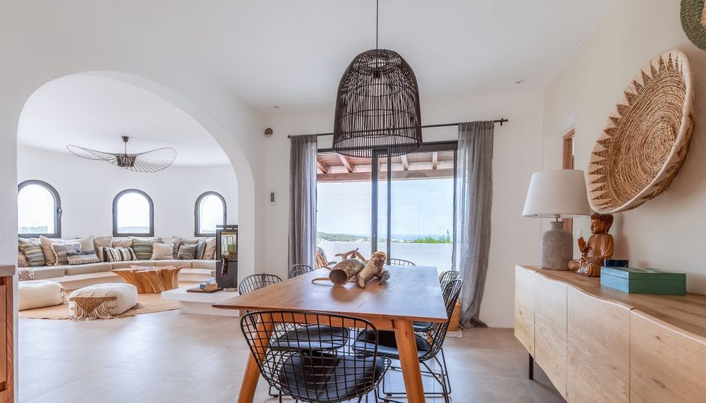 Mediterranean,Villa,Dining,Room,,Wooden,Buddha,Statue,And,Table,Lamp,